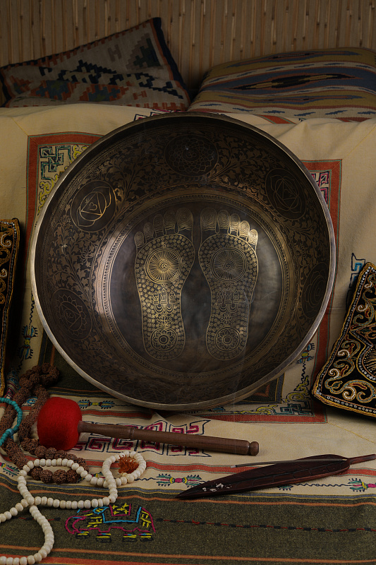 Фото Кованная поющая чаша Gangotry Eghting Carving "след Будды"