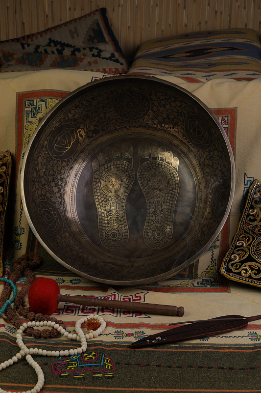 Фото Кованная поющая чаша Gangotry Eghting Carving "след Будды"