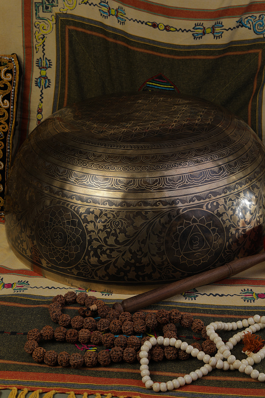 Фото Кованная поющая чаша Gangotry Eghting Carving "след Будды"